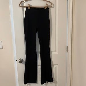 ALO flutter kick leggings